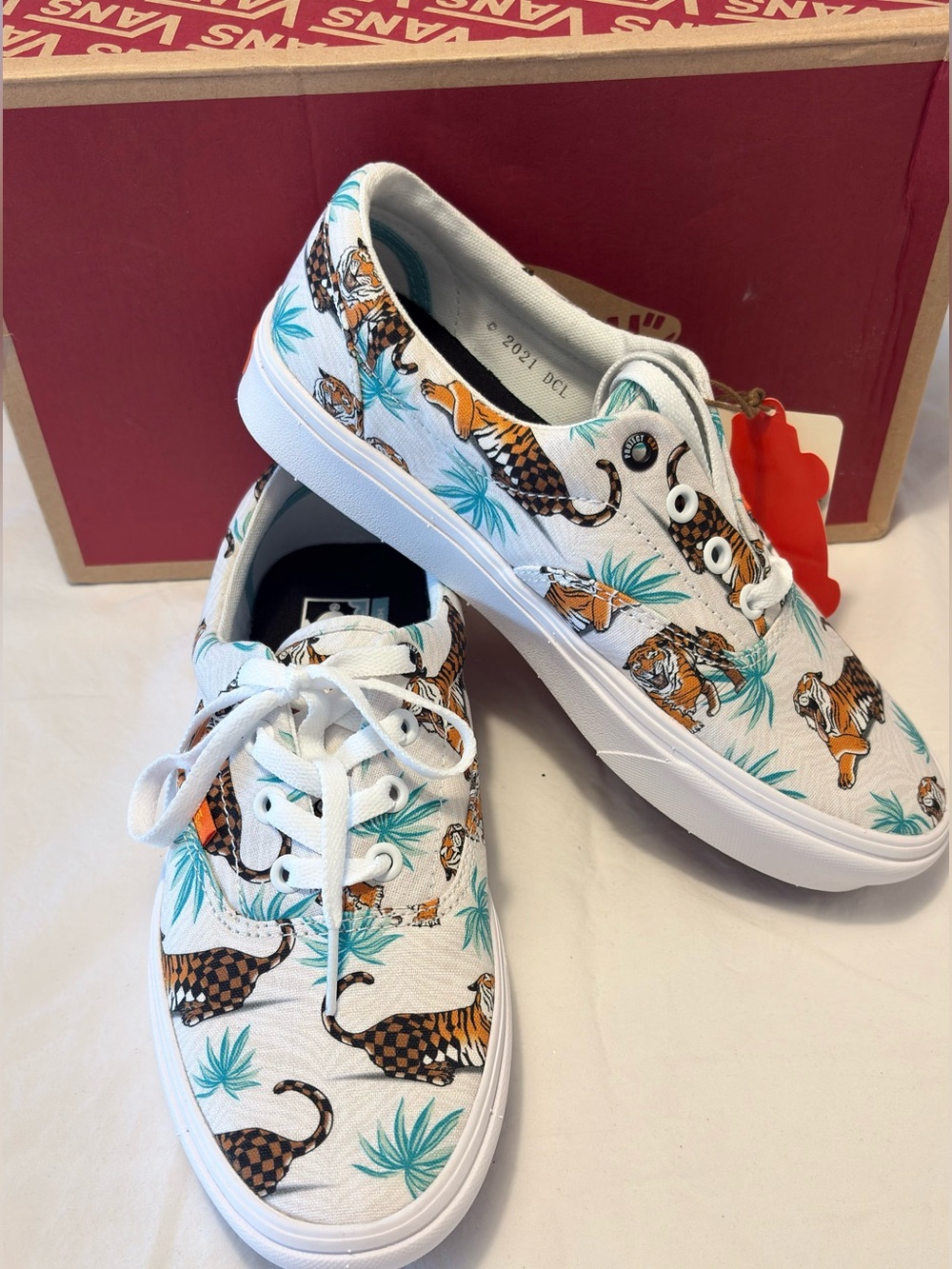 NEW Vans x Discovery Project CAT ComfyCush Era Sneakers | Size US 7W / 5.5M